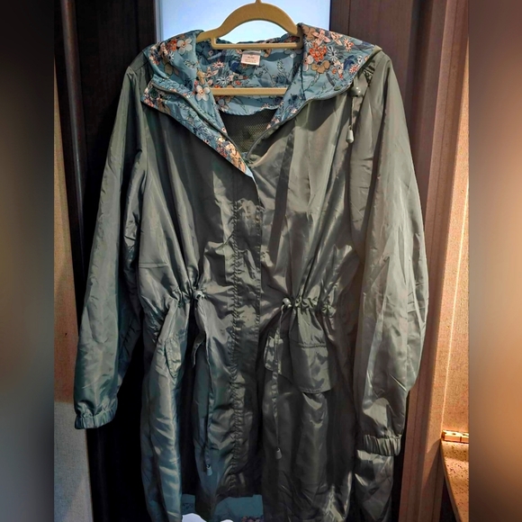 Vera Bradley Jackets & Blazers - Vera Bradley Ladies Packable rain jacket in Green with floral accents inside.